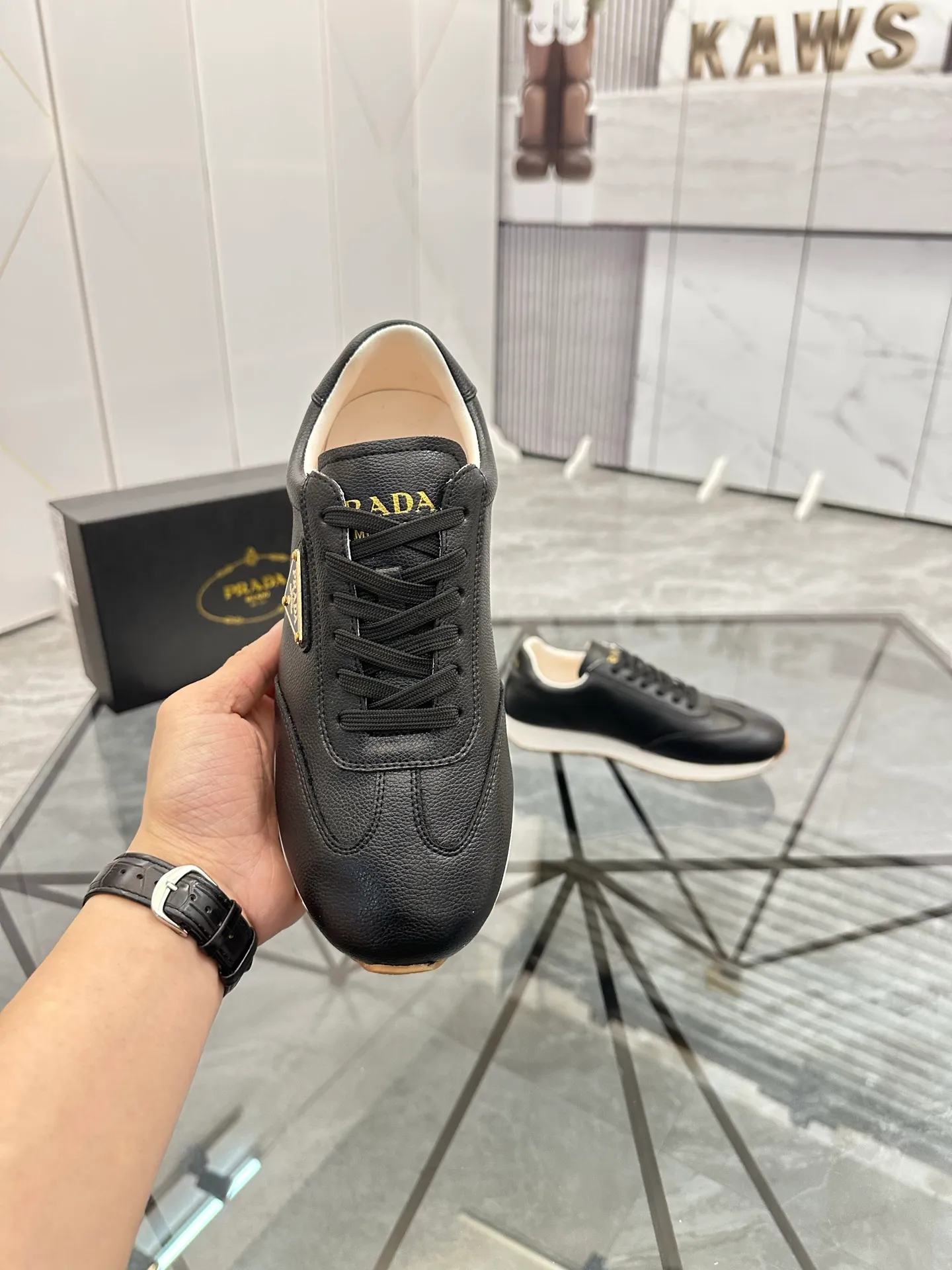Men's shoes: 💰P420¥ Product trademark: Prada *"Prada*" low-top casual shoes Regular size: 38-44 (can be customized to 45) Product materials: imported cowhide upper, sheepskin lining, original outsole. Number: 020